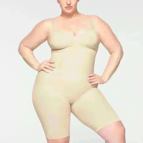 NWOT SKIMS High Waisted Above Knee Sculpting Shirt ~ Sand ~ Size XLarge - Picture 5 of 9